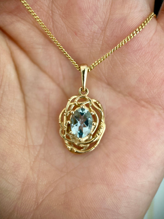 Oval natural aquamarine Nest pendant in 14K yellow gold