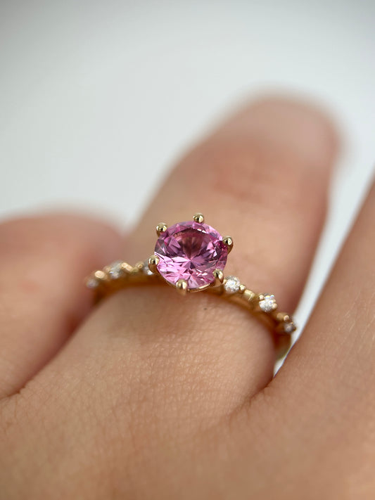Six prongs round cut lab grown pink sapphire ring in 14K yellow gold | Retórica
