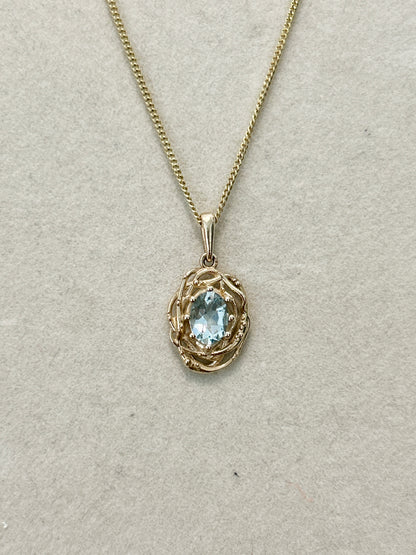Oval natural aquamarine Nest pendant in 14K yellow gold