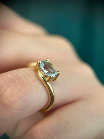 Flowing natural aquamarine ring in 14K gold
