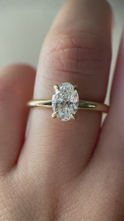 Oval cut diamond engagement ring