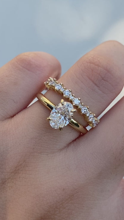 Oval cut diamond engagement ring